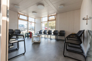 Bild der Praxisräume. Wartezimmer mit vielen Stühlen.