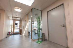 Bild der Praxisräume. Eingangsbereich mit Blick in Richtung Wartezimmer und Eingangstüre.