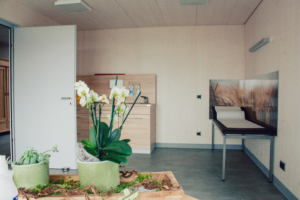 Bild der Praxisräume. Behandlungszimmer mit Behandlungsliege.