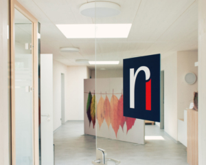 Bild der Praxisräume. Eingangsbereich mit Blick in den großen Flur.