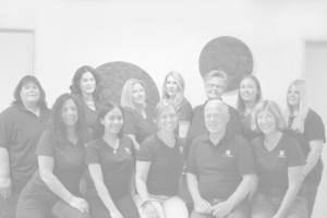 Gruppenbild des Praxisteams mit 12 Personen im Juli 2025