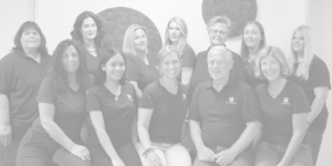 Gruppenbild des Praxisteams mit 12 Personen im Juli 2025